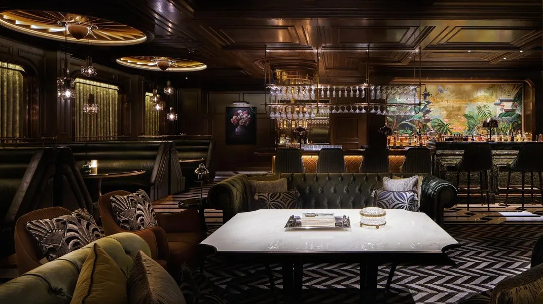 Elegancka przestrzeń restauracyjna połączona z komfortową strefą wypoczynkową